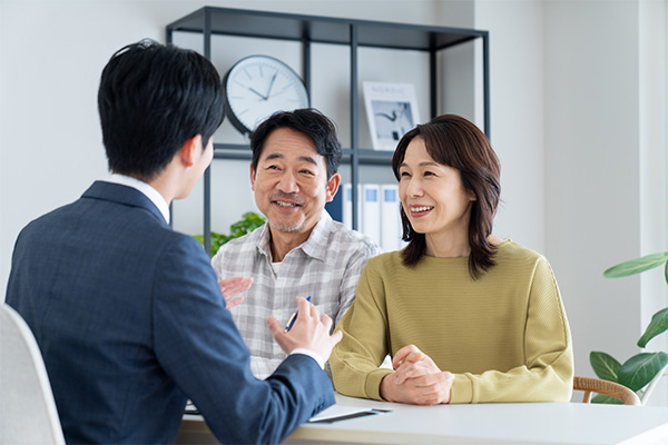 専門家に相談する夫婦